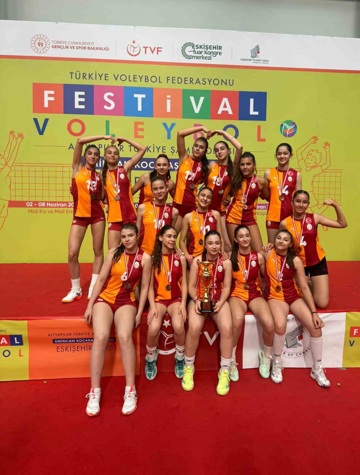 Galatasaray Midi Kız Voleybol Takımı, Türkiye üçüncüsü oldu
