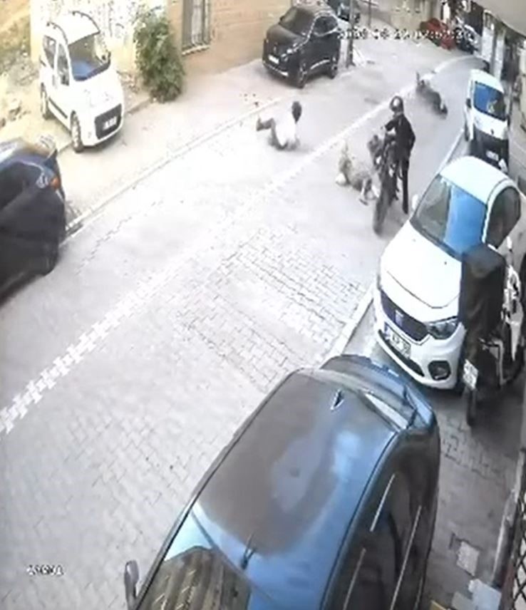 Gaza fazla basınca motosiklet ön kaldırarak ileri fırladı, yoldan geçen kadına çarptı
