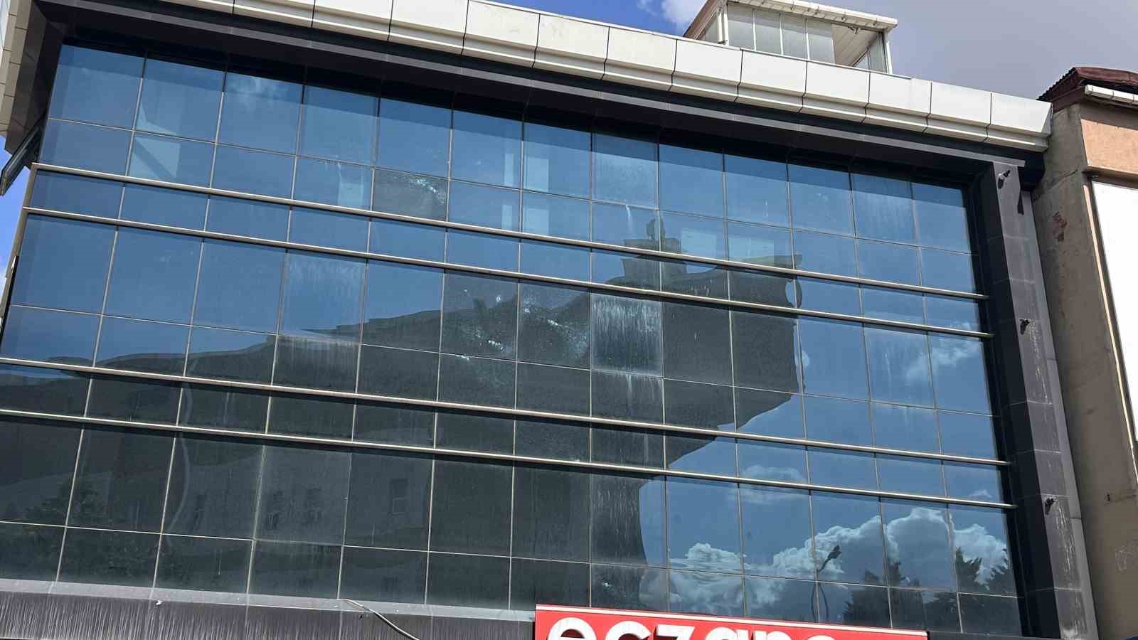 Gaziosmanpaşa’da boş ecza deposunu kurşunlayıp kaçarken kaza yaptı
