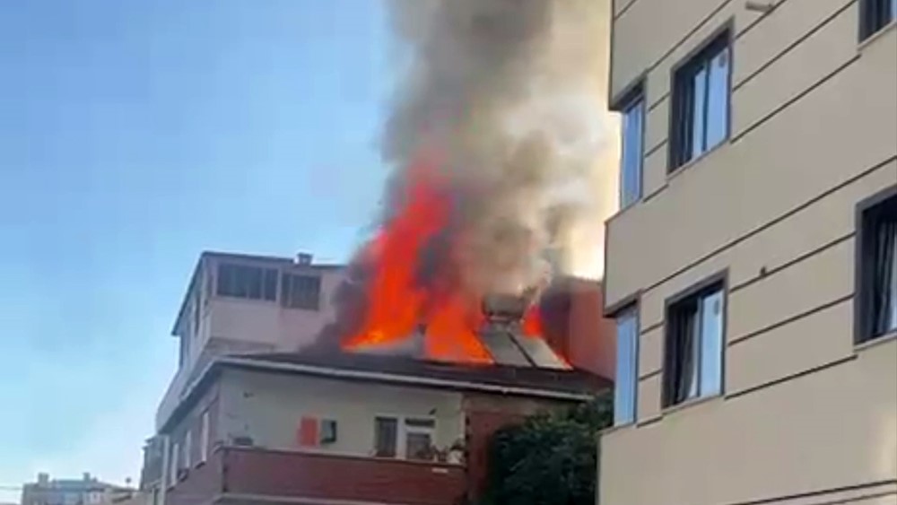 Gebze’de 3 katlı apartmanda korkutan yangın
