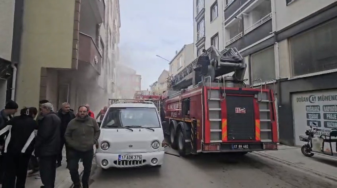 Gelibolu’da apartmanda çıkan yangın korkuttu
