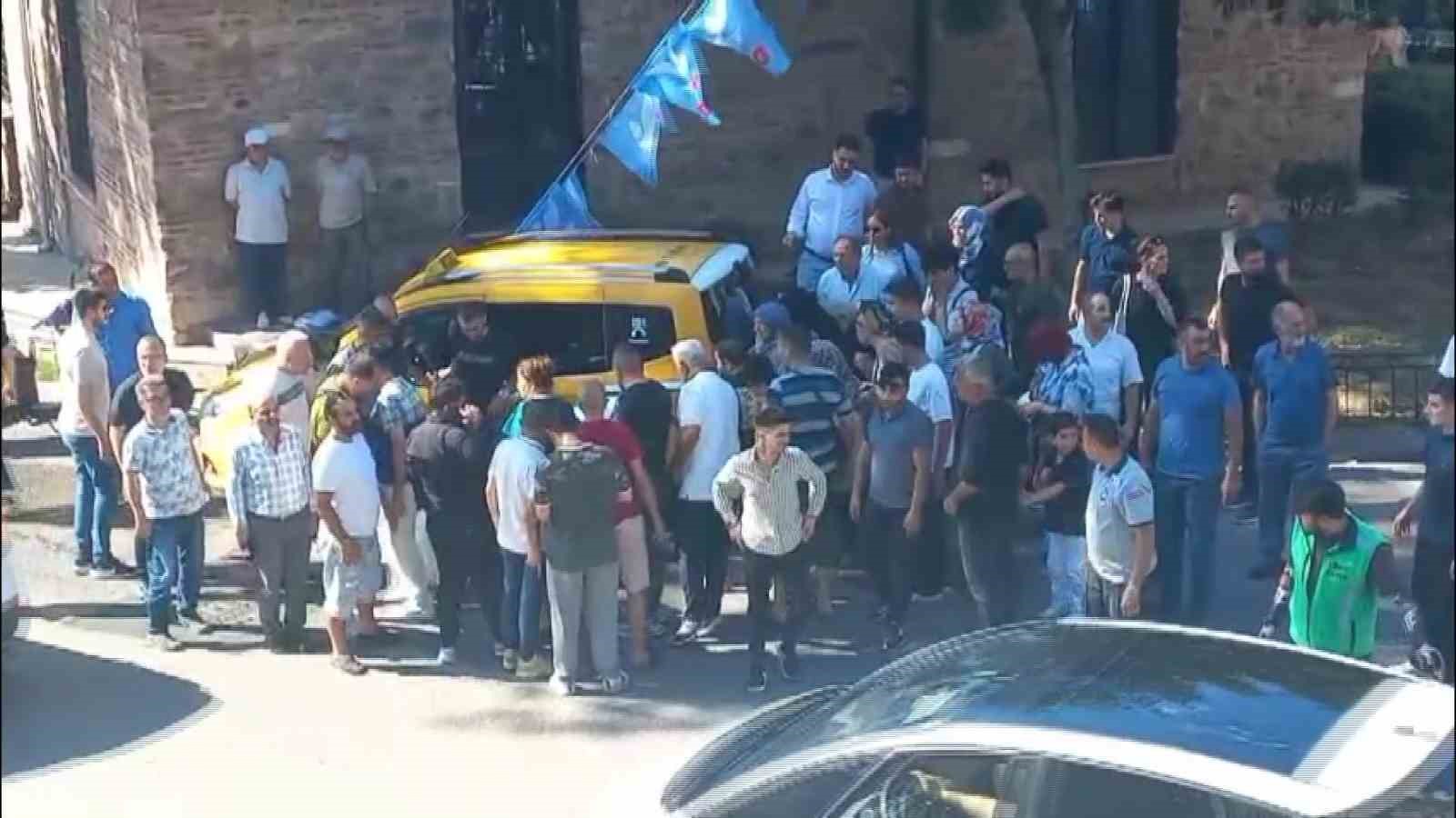 Genç avukat taksinin altında kaldı, çok sayıda kişi çıkarmak için seferber oldu
