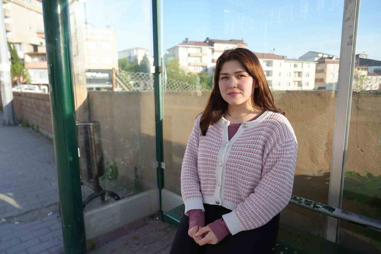 Genç kadın durakta tacizciyi saniye saniye kaydetti: "Ben hovardayım, hovarda"
