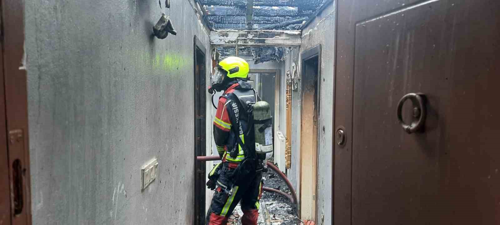 Gönen’de 2 katlı evde çıkan yangında hasar meydana geldi
