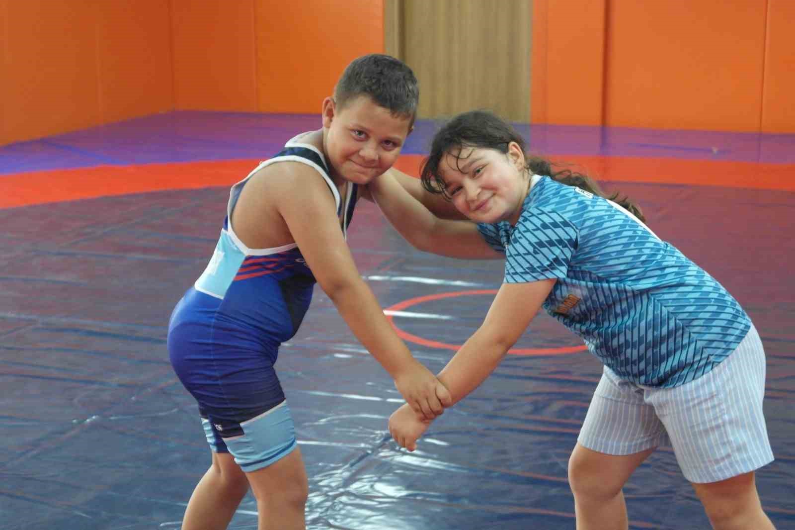 Güreşte 10 yaşındaki minik kız tuttuğunu deviriyor
