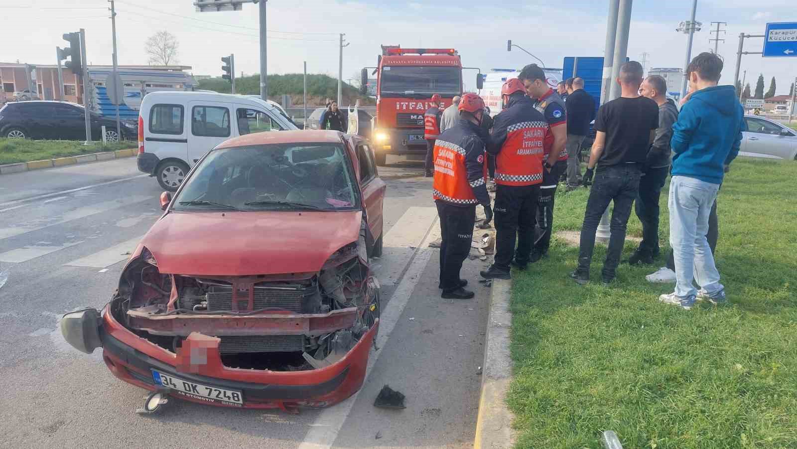 Hafif ticari araç ile otomobil çarpıştı: 4 yaralı
