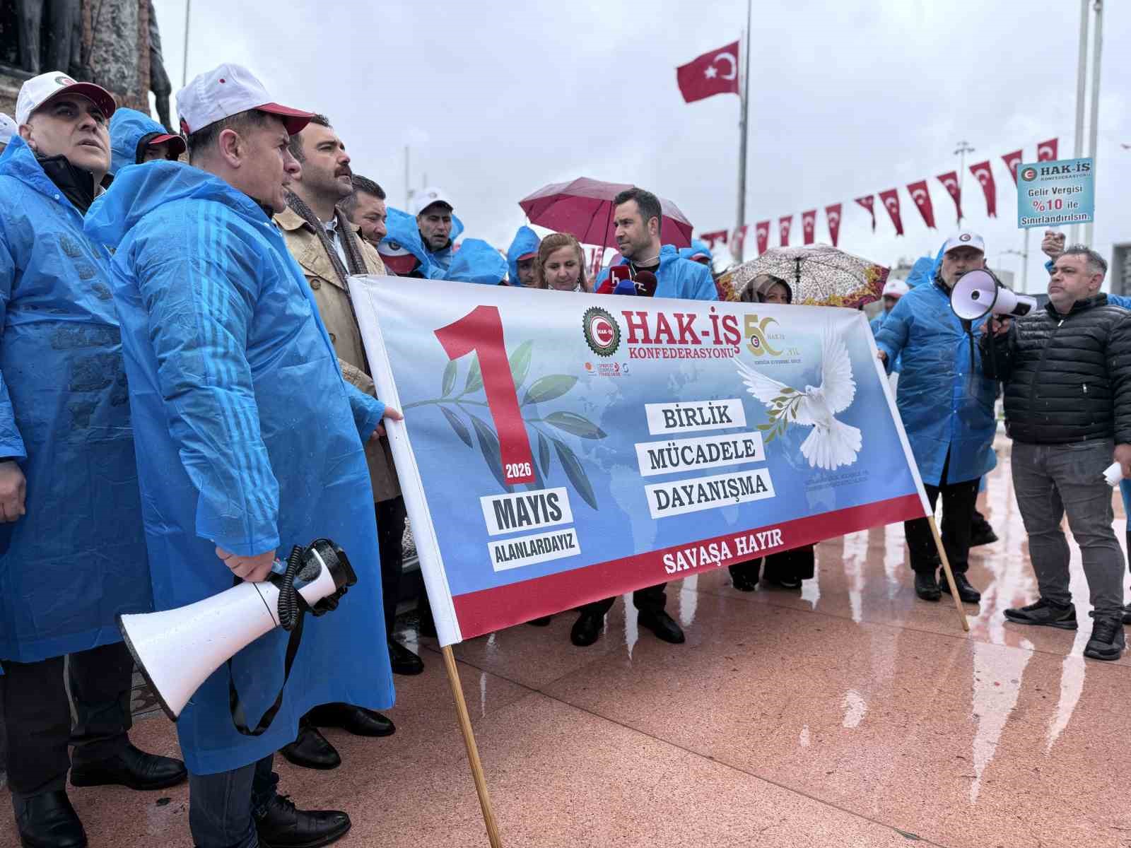 HAK-İŞ üyeleri Kazancı Yokuşu’na karanfil ve Taksim’e çelenk bıraktı
