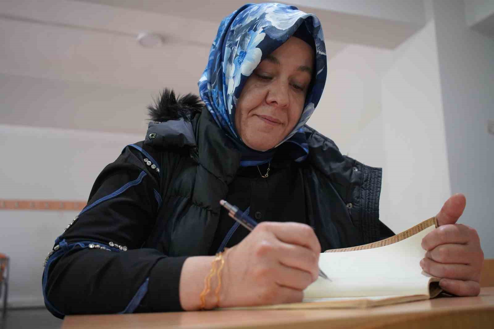 İki çocuk annesi, kızının "yapabilirsin" sözüyle üniversiteli oldu
