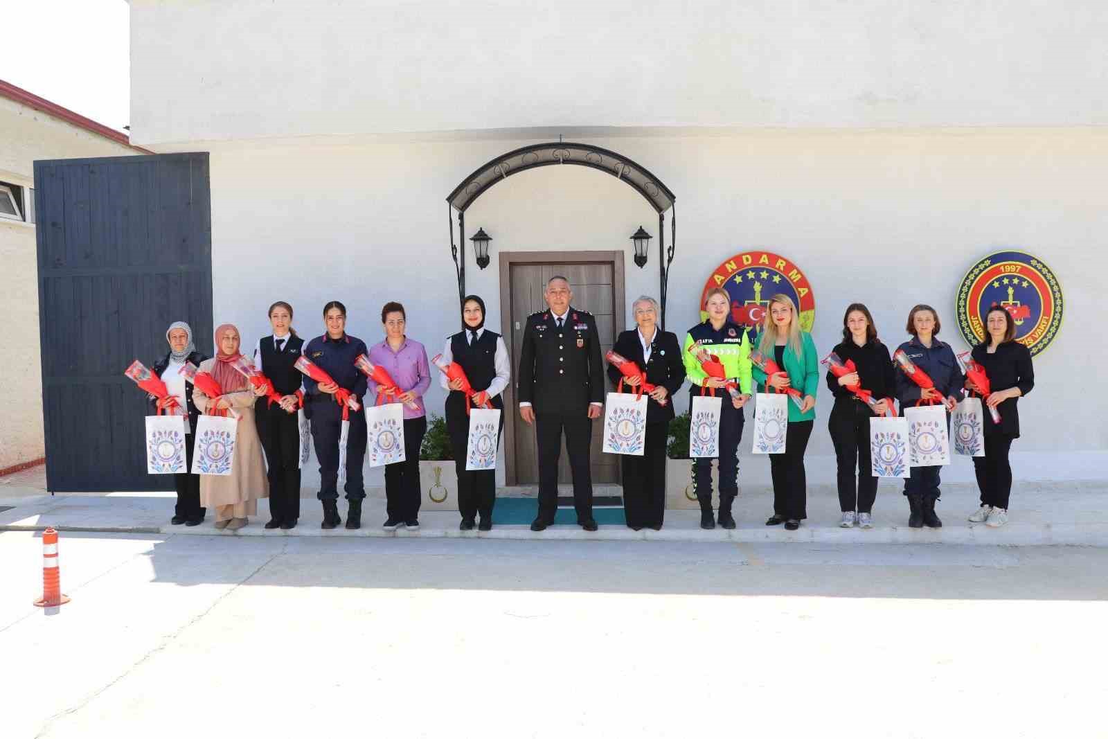 İl Jandarma Komutanı Vanlı’dan kadın personele ‘Anneler Günü’ kutlaması
