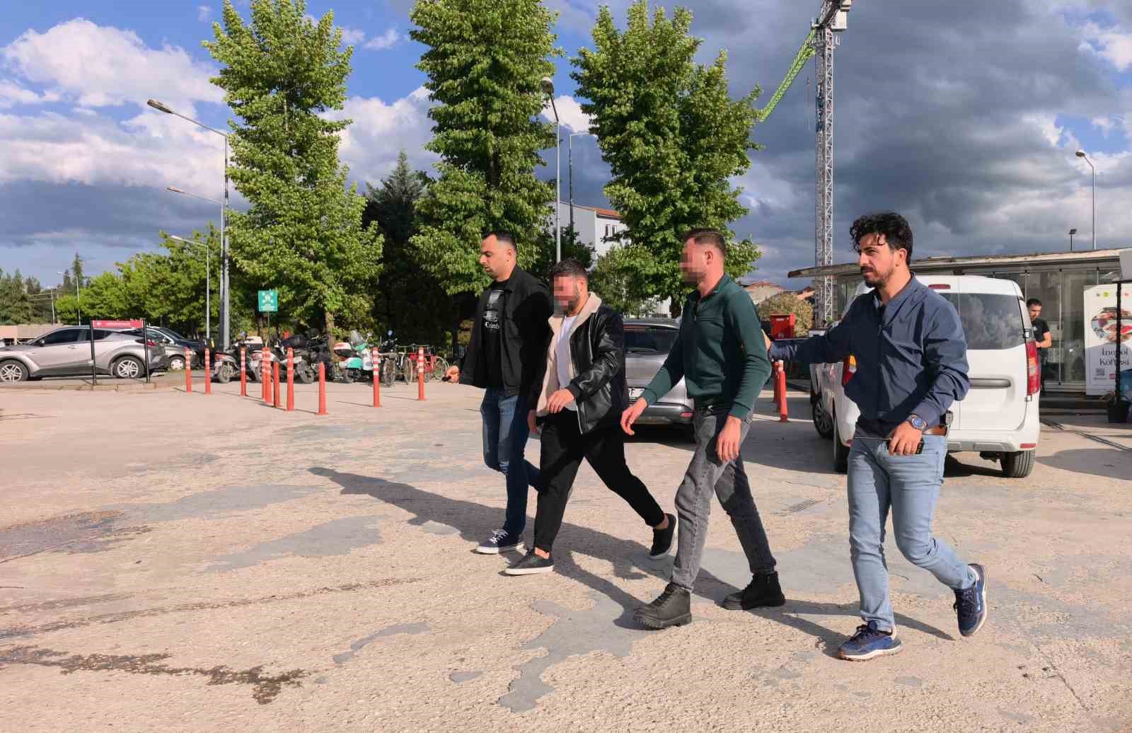 İnegöl’de enseden bıçaklayan şüpheli ile ağabeyi yakalandı
