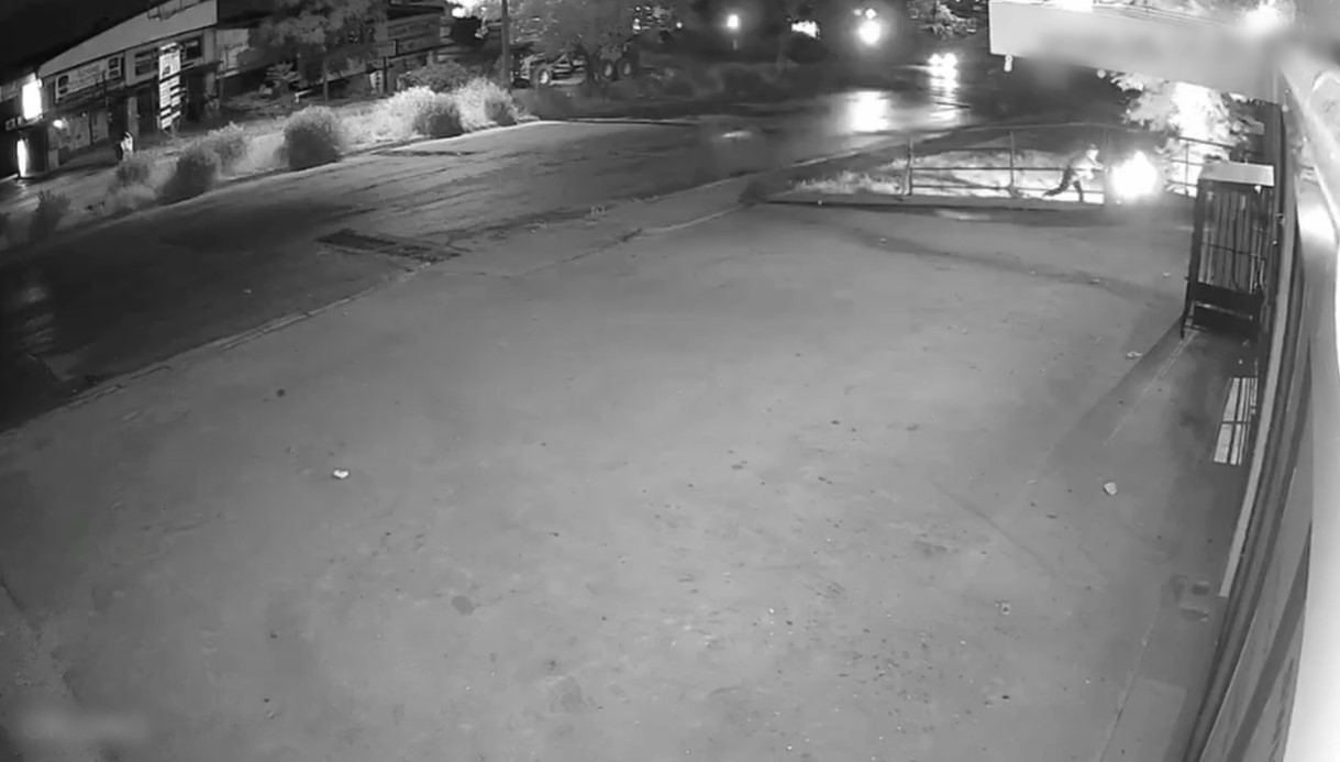 İş yerini ateşe verirken az daha kendileri yanıyordu, o anlar kamerada
