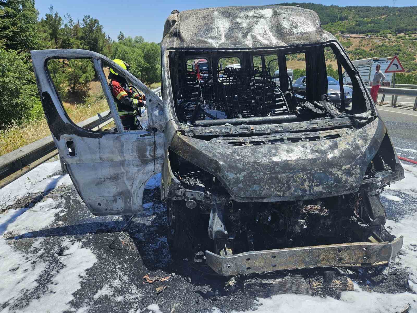 İşçi servisi alev aldı, faciaya ramak kaldı
