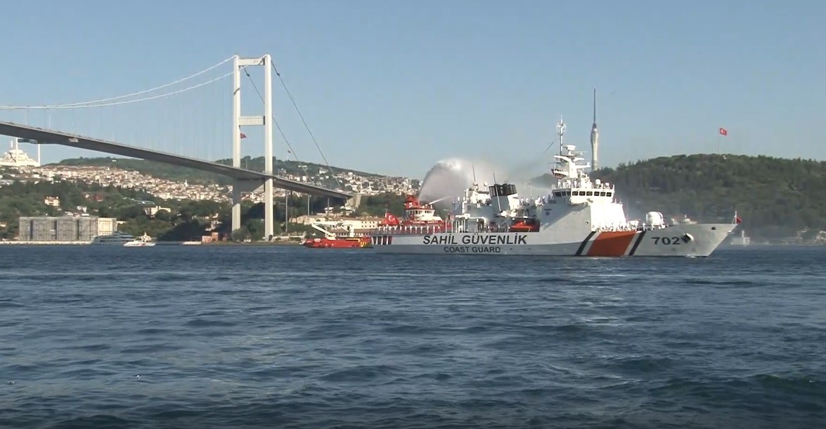 İstanbul Boğazı’nda 15 Temmuz şehitleri için tekne korteji oluşturuldu
