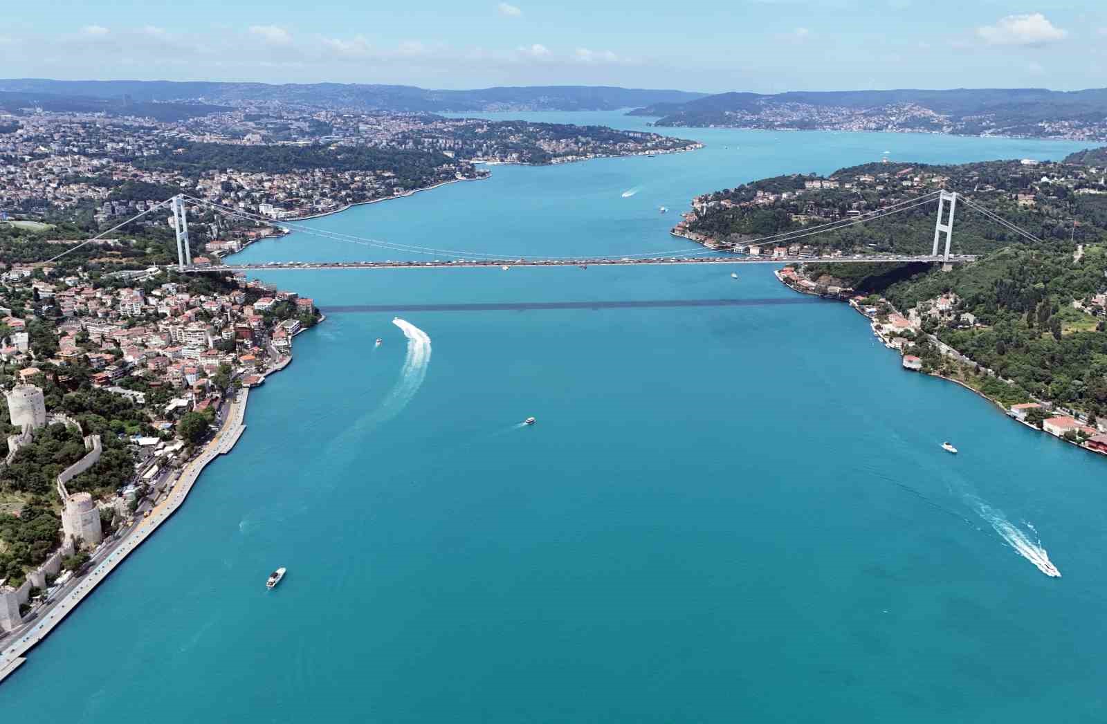 İstanbul Boğazı’nın turkuaz görünümü tabloya dönüştü
