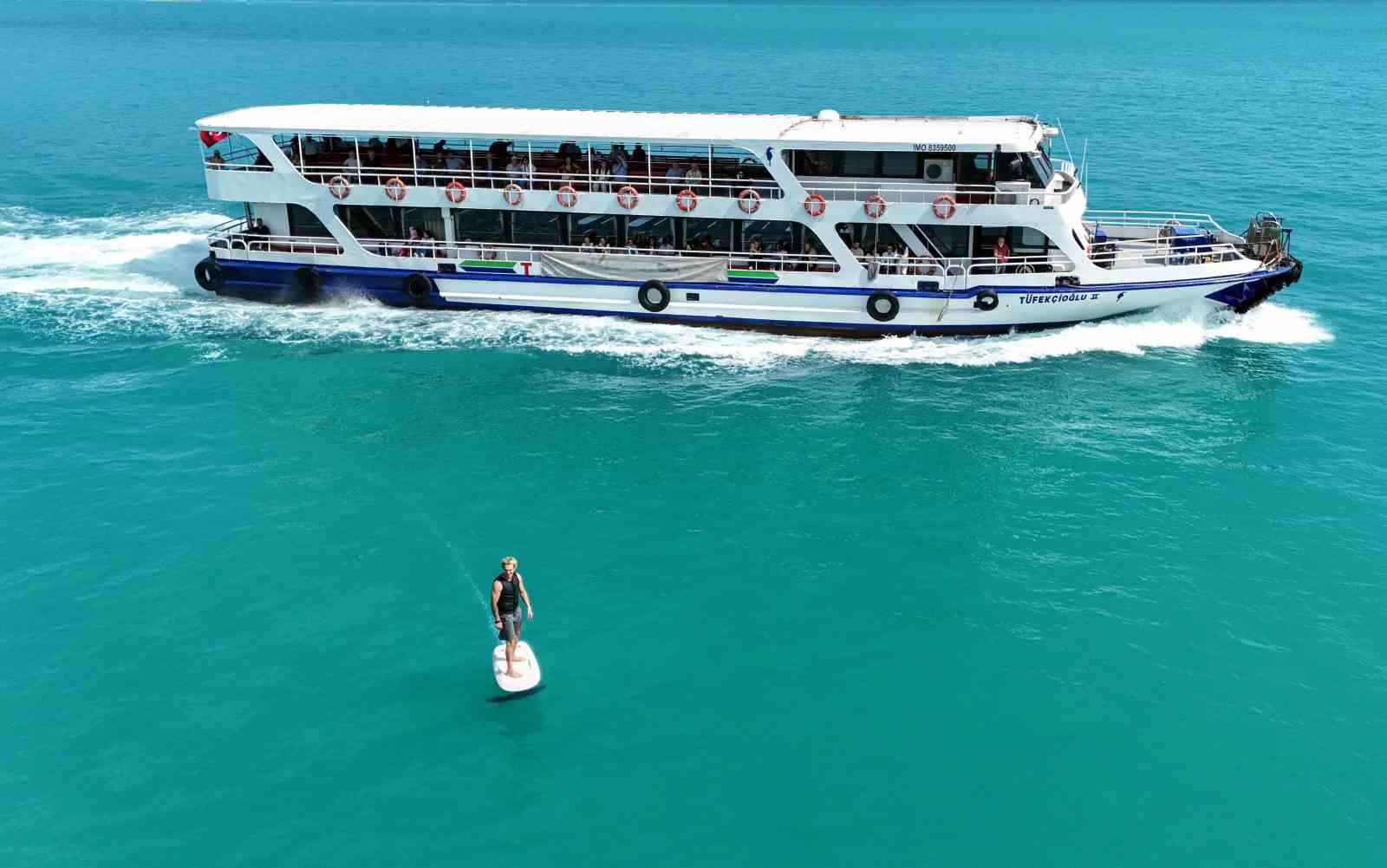 İstanbul Boğazı’nın turkuaz sularında elektrikli sörf
