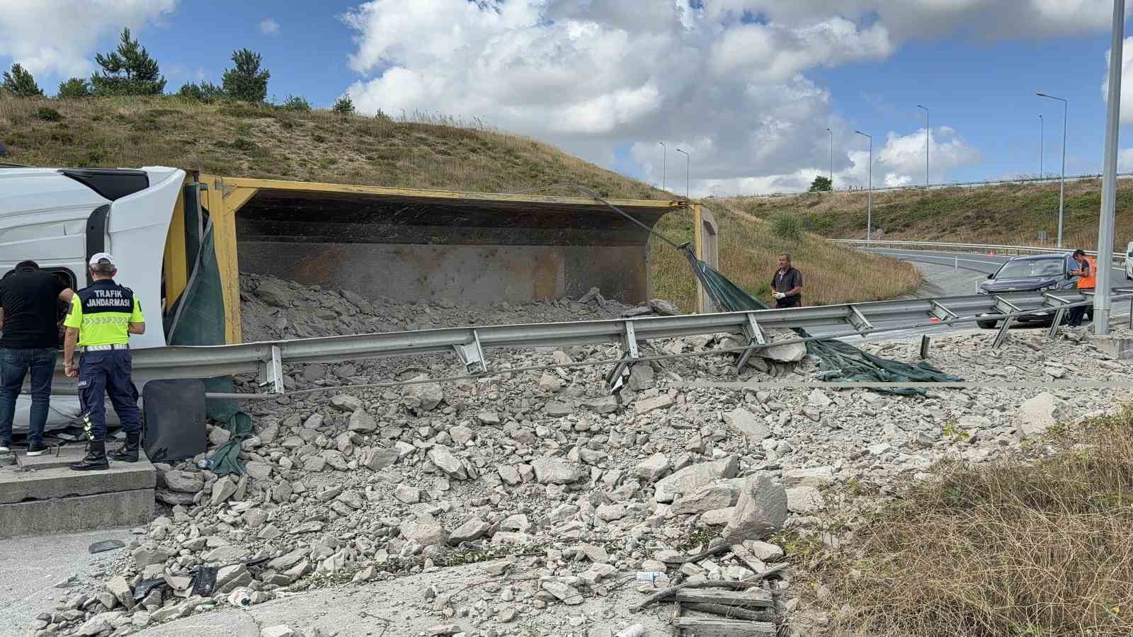 İstanbul Havalimanı sapağında hafriyat kamyonu devrildi

