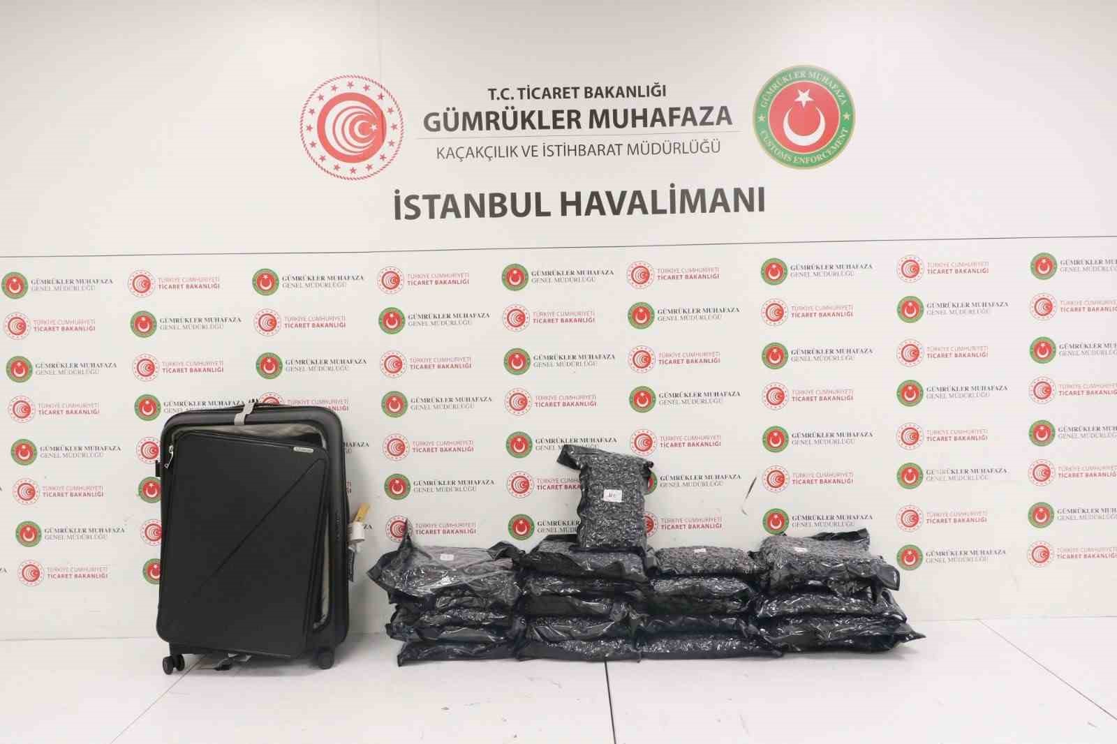 İstanbul Havalimanı’nda uyuşturucu operasyonu: 22,5 kilogram esrar ele geçirildi
