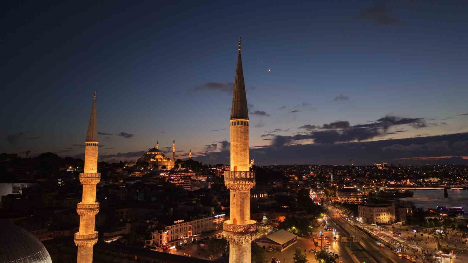 İstanbul semalarında ay yıldız göz kamaştırdı
