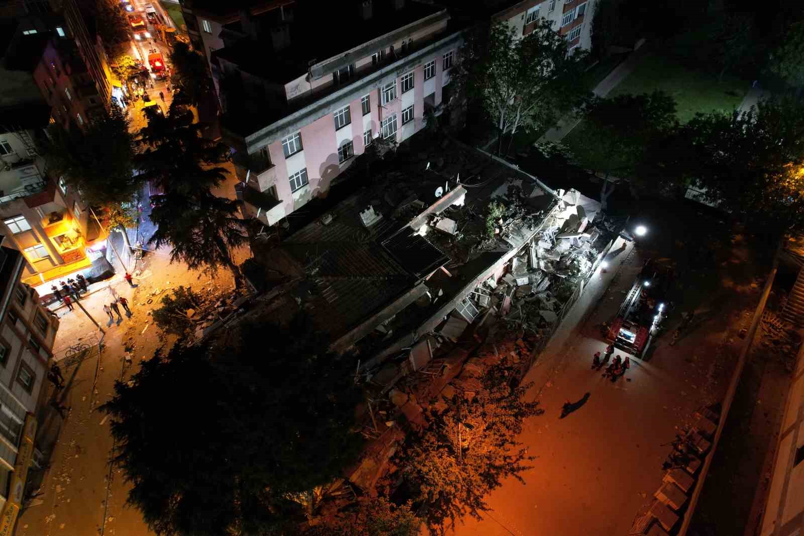 İstanbul Valiliği: "Binanın önceden tahliye edilmesi nedeniyle ilk belirlemelere göre herhangi bir can kaybı veya yaralanma bulunmamaktadır"
