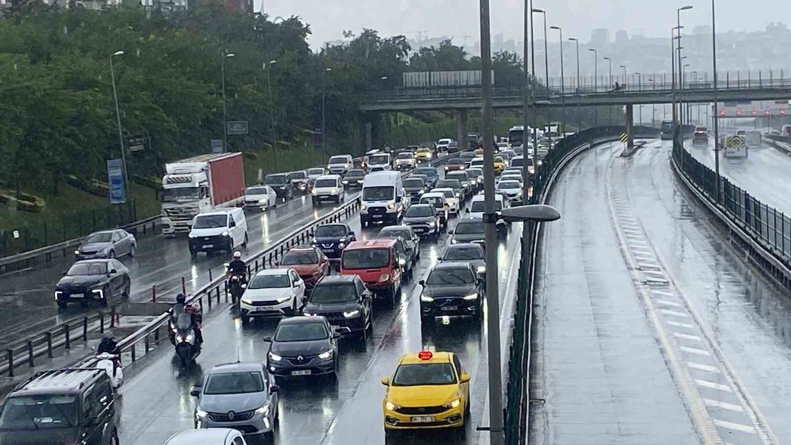İstanbul’da etkili olan sağanak yağış trafikte yoğunluğa neden oldu
