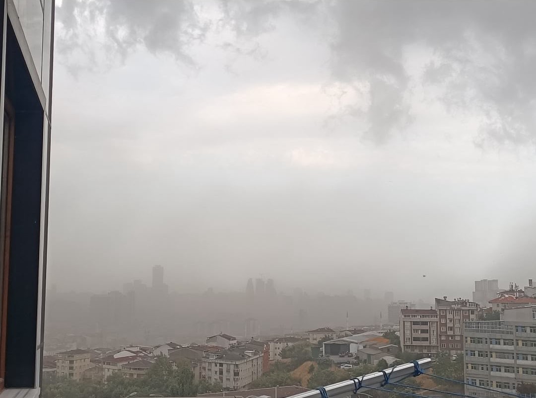 İstanbul’da fırtına etkili oldu, ağaçlar devrildi
