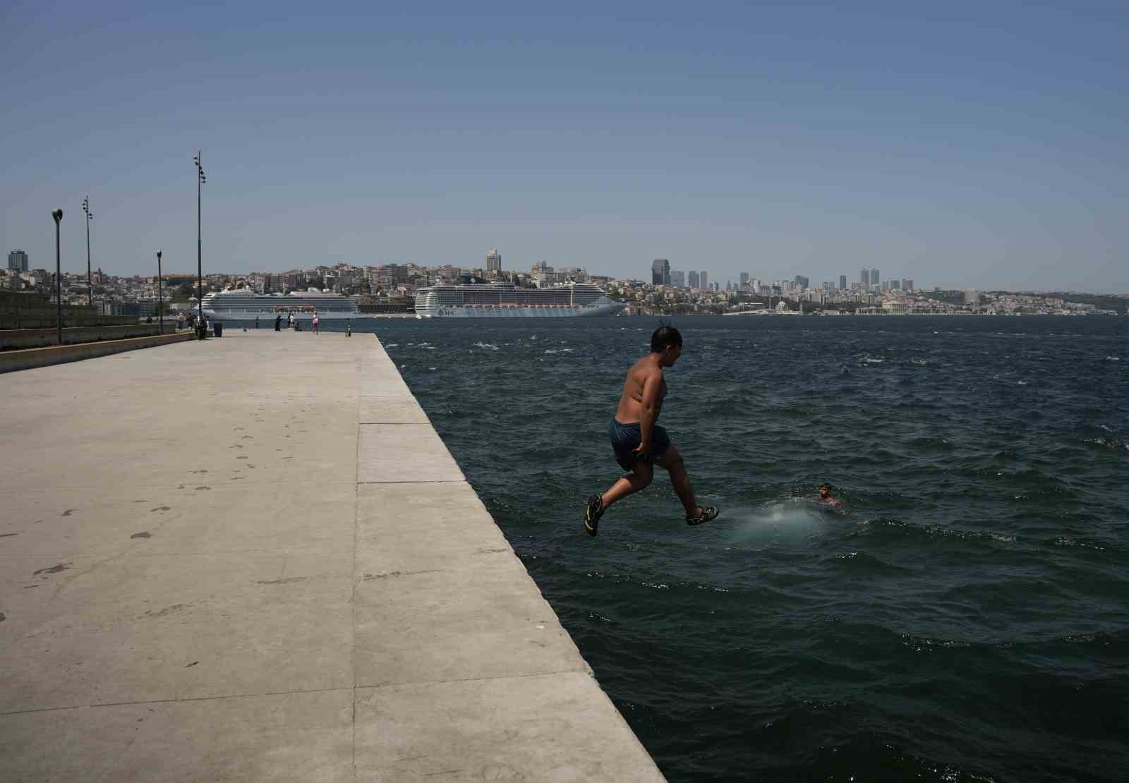 İstanbul’da sıcak hava bunalttı: Kimi denizde serinledi kimi gölgelik alanda dinlendi

