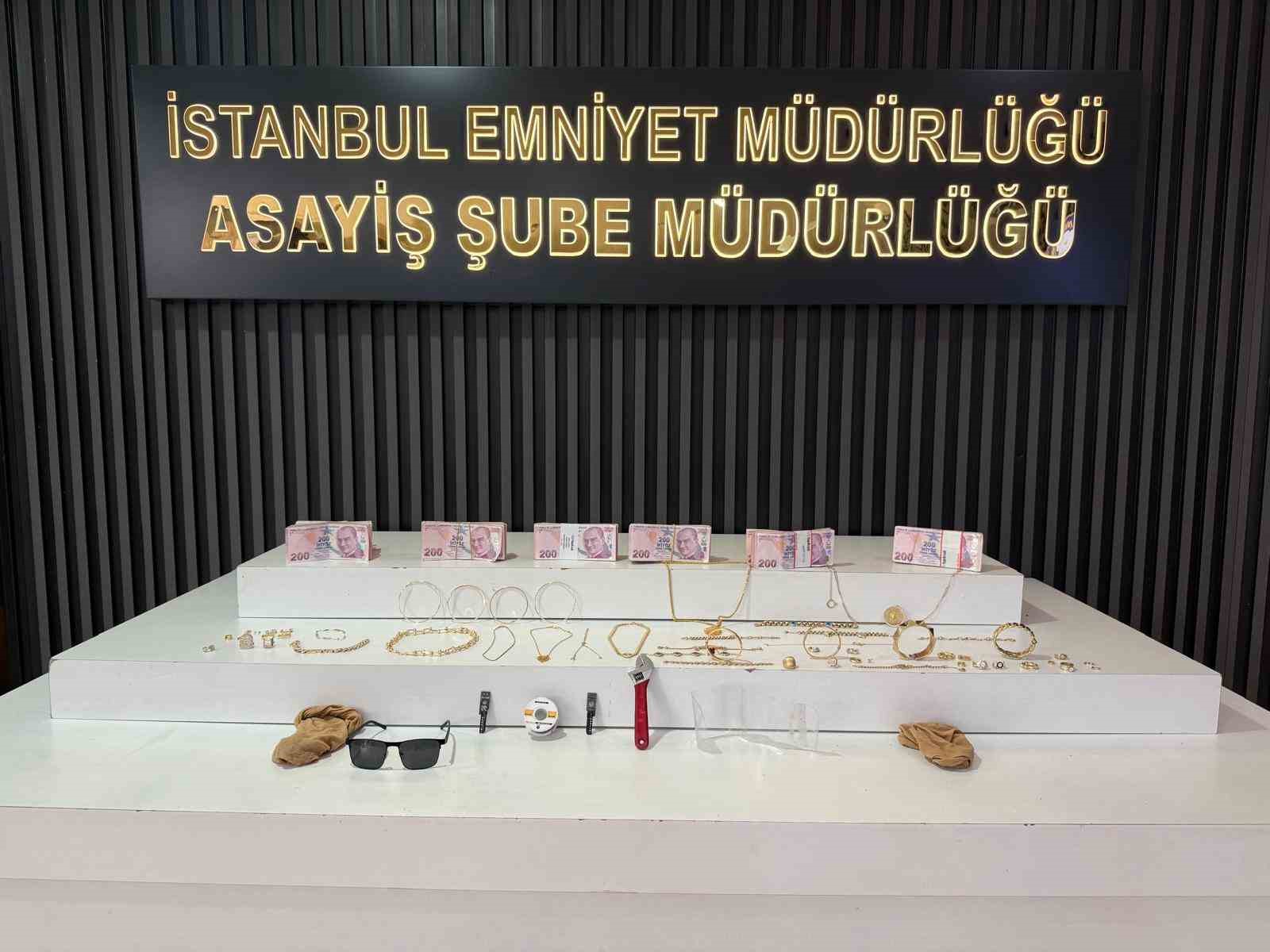 İstanbul’da suç makinesi kadınların üzerinden 1 milyonluk ziynet eşyası çıktı, takside yakalandılar
