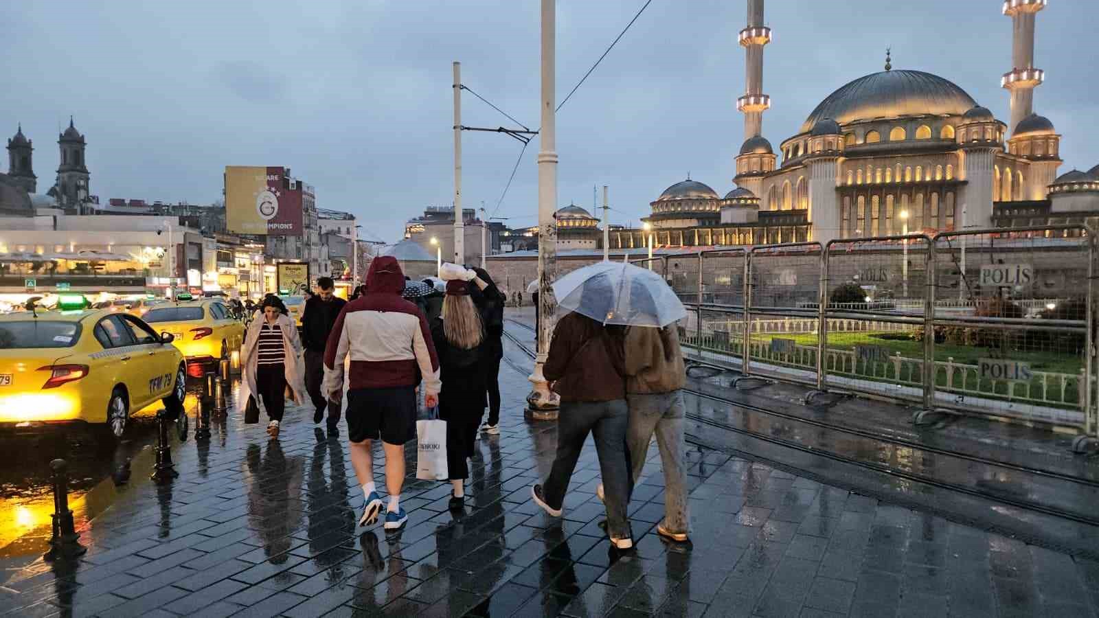 İstanbul’da uyarıların ardından sağanak yağış başladı
