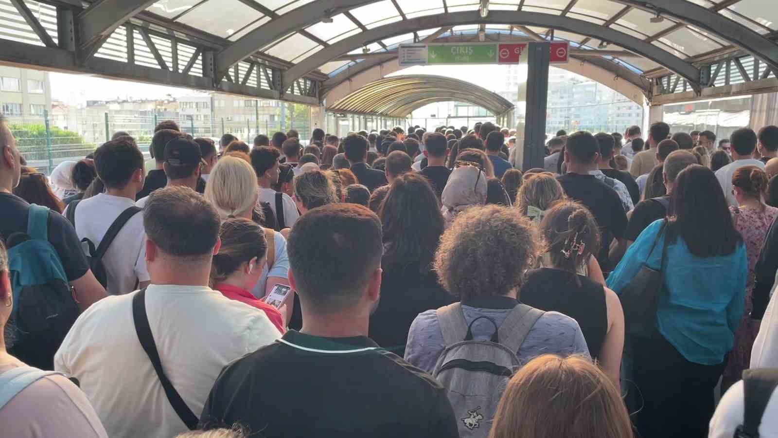 İstanbullunun ulaşım çilesi: Mecidiyeköy metrobüs istasyonunda yürüyen merdiven arızası yoğunluğa neden oldu
