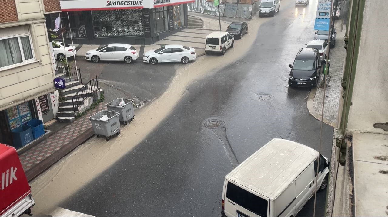İstanbul’un birçok noktasında sağanak etkili oldu: Yollarda su birikintileri oluştu
