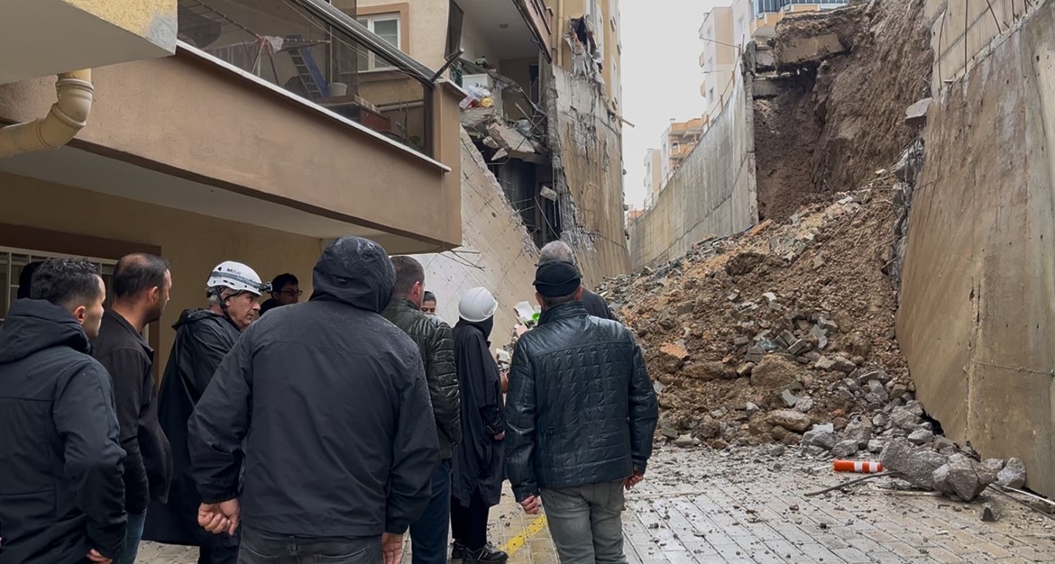 İstinat duvarı çöktü, site sakinleri deprem olduğunu sandı
