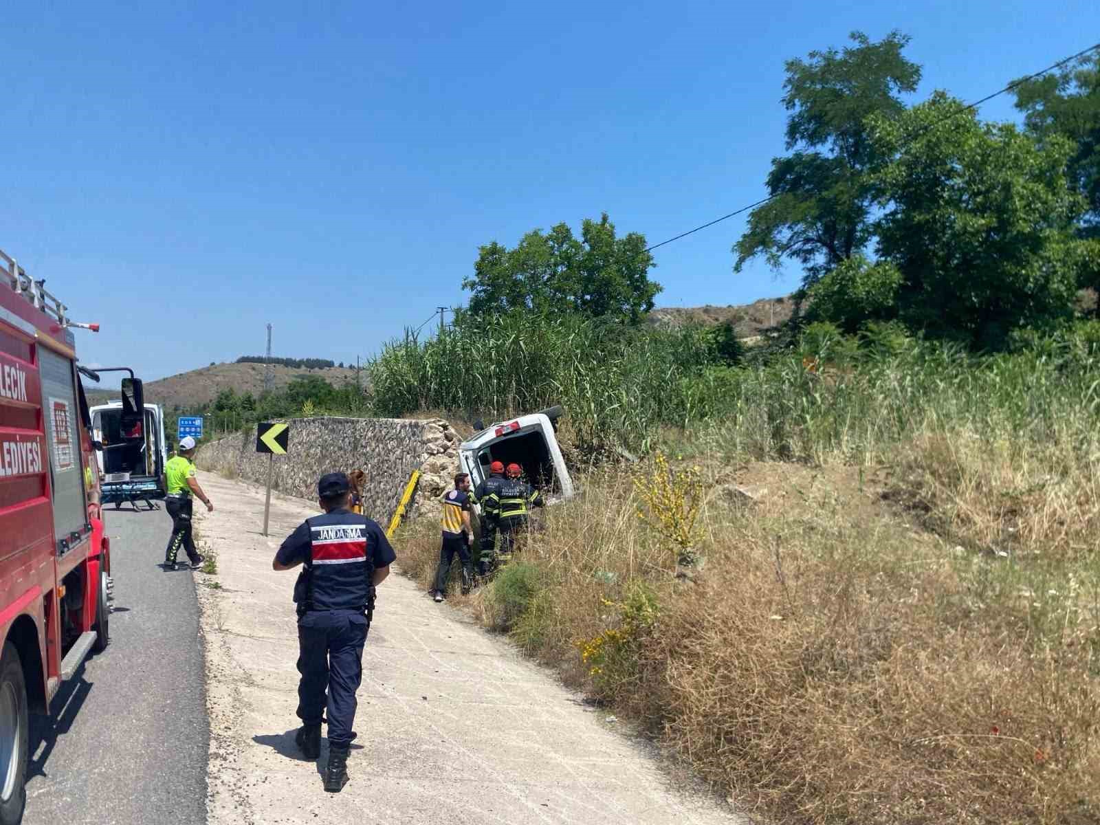 İstinat duvarına çarpan hafif ticari araç yan yattı: 1 yaralı
