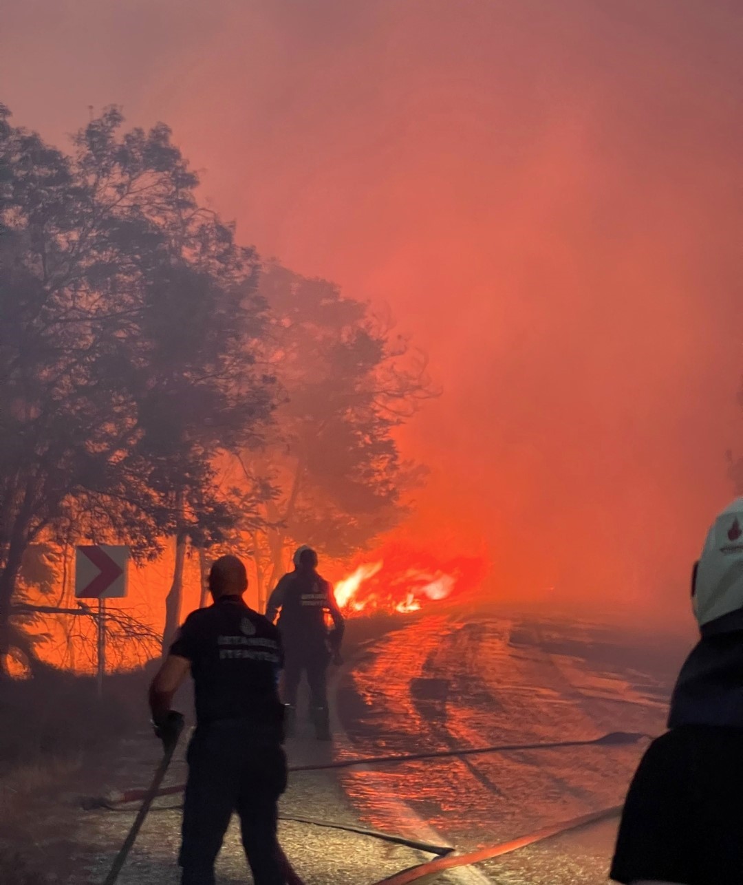 İtfaiye ekipleri alevlerle burun buruna geldi
