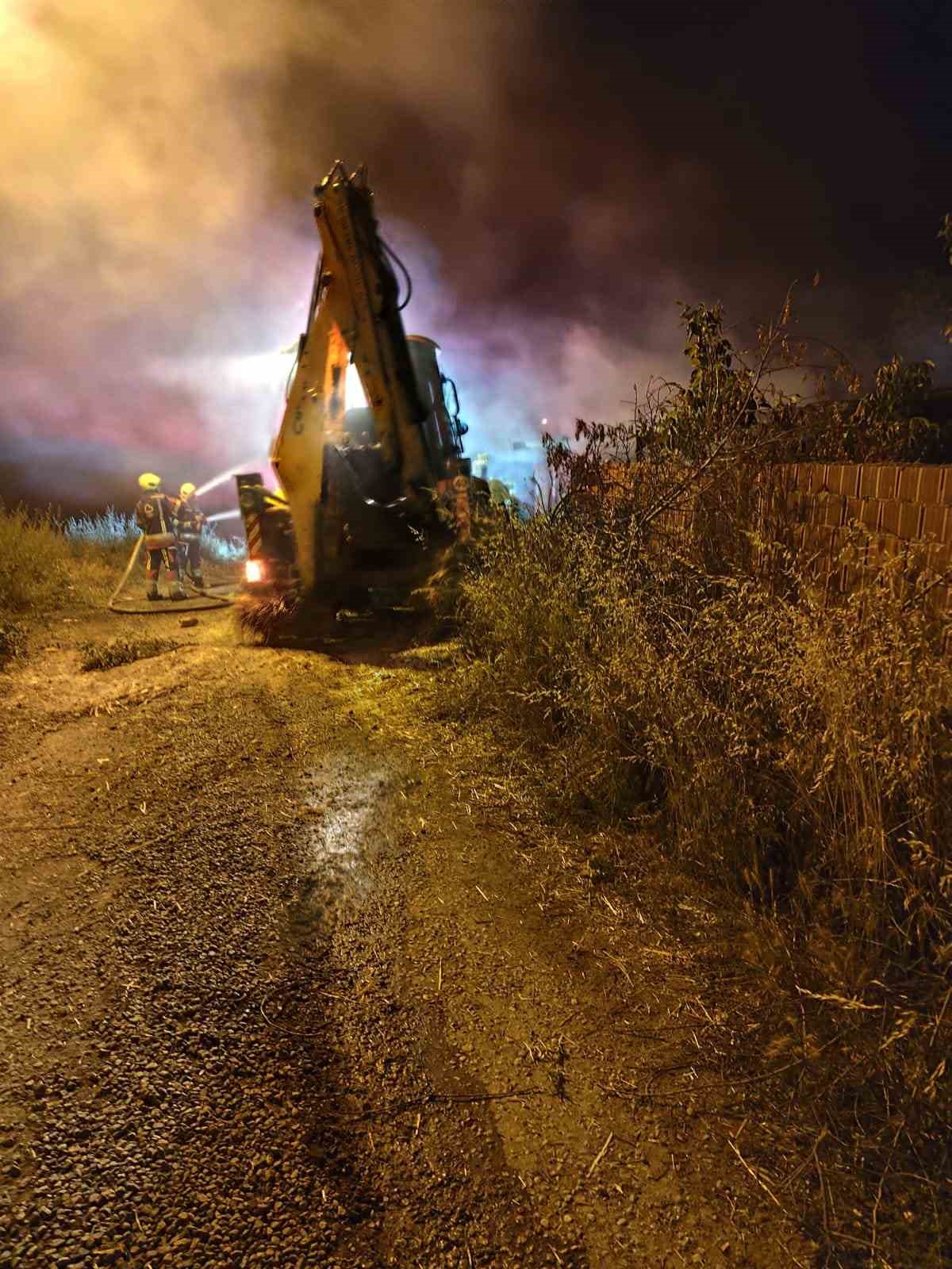 İvrindi’de samanlık yangını: 200 balya küle döndü 1 düve telef oldu

