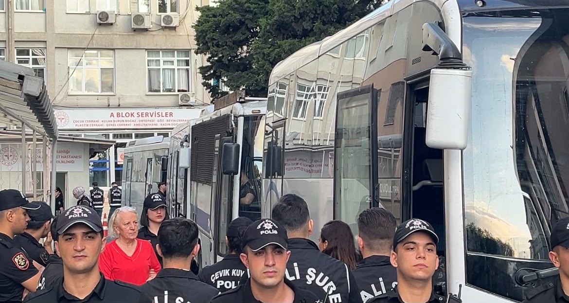 İzmit Belediyesi’ne yönelik soruşturma kapsamında gözaltına alınan şüpheliler, İstanbul’da sağlık kontrolünden geçirildi
