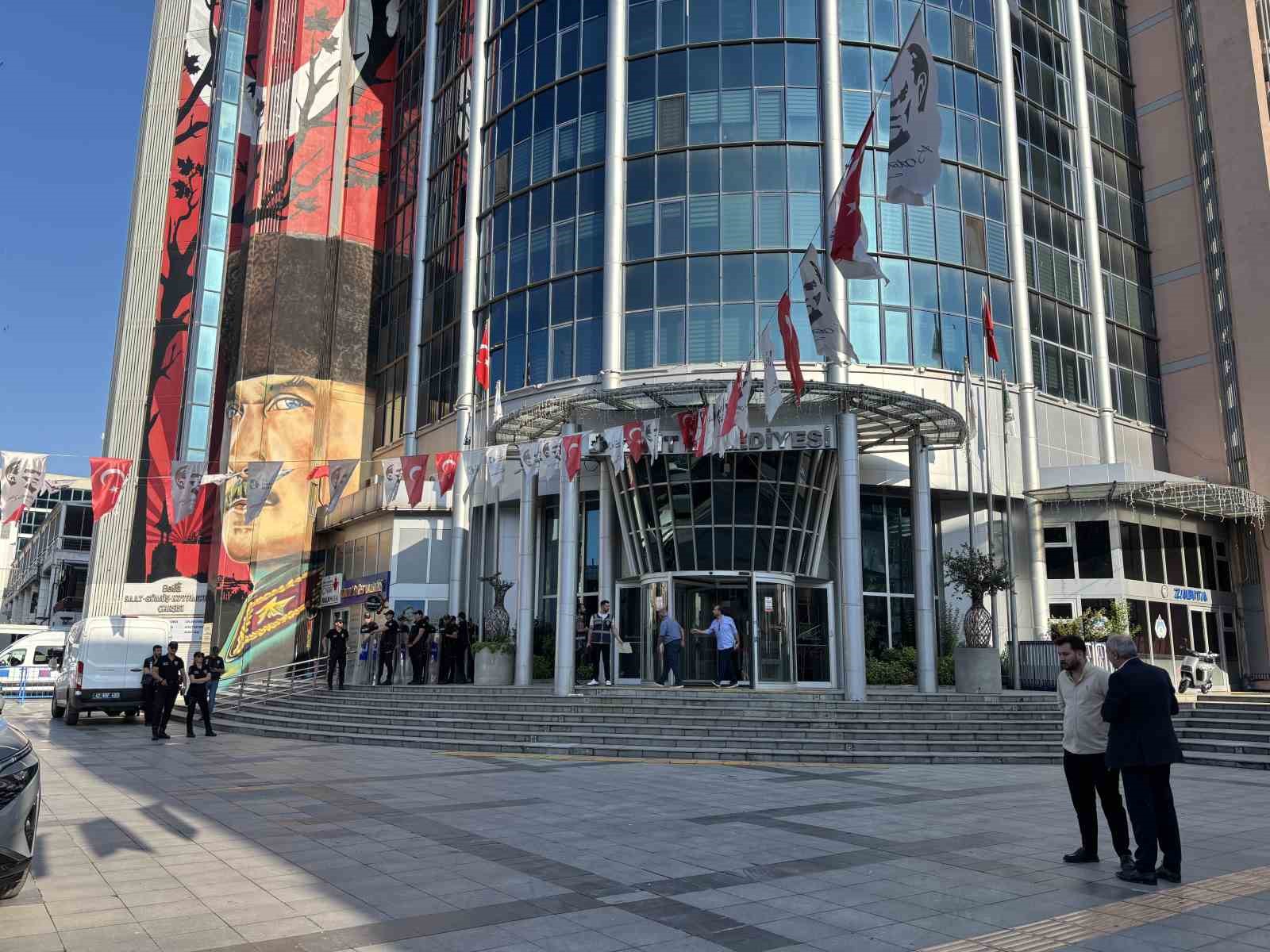 İzmit Belediyesi’ne yönelik "yolsuzluk" soruşturmasında belediye başkanı ve 30 şüphelinin ifadelerine başlandı
