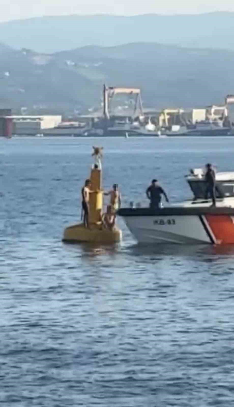 İzmit Körfezi’nde boğulmamak için deniz fenerine çıkan 3 kişiyi Sahil Güvenlik kurtardı
