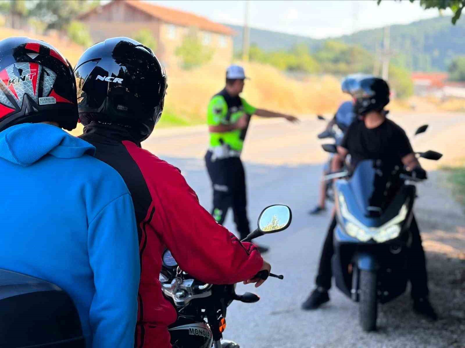 Jandarmadan motosiklet sürücülerine güvenli sürüş eğitimi
