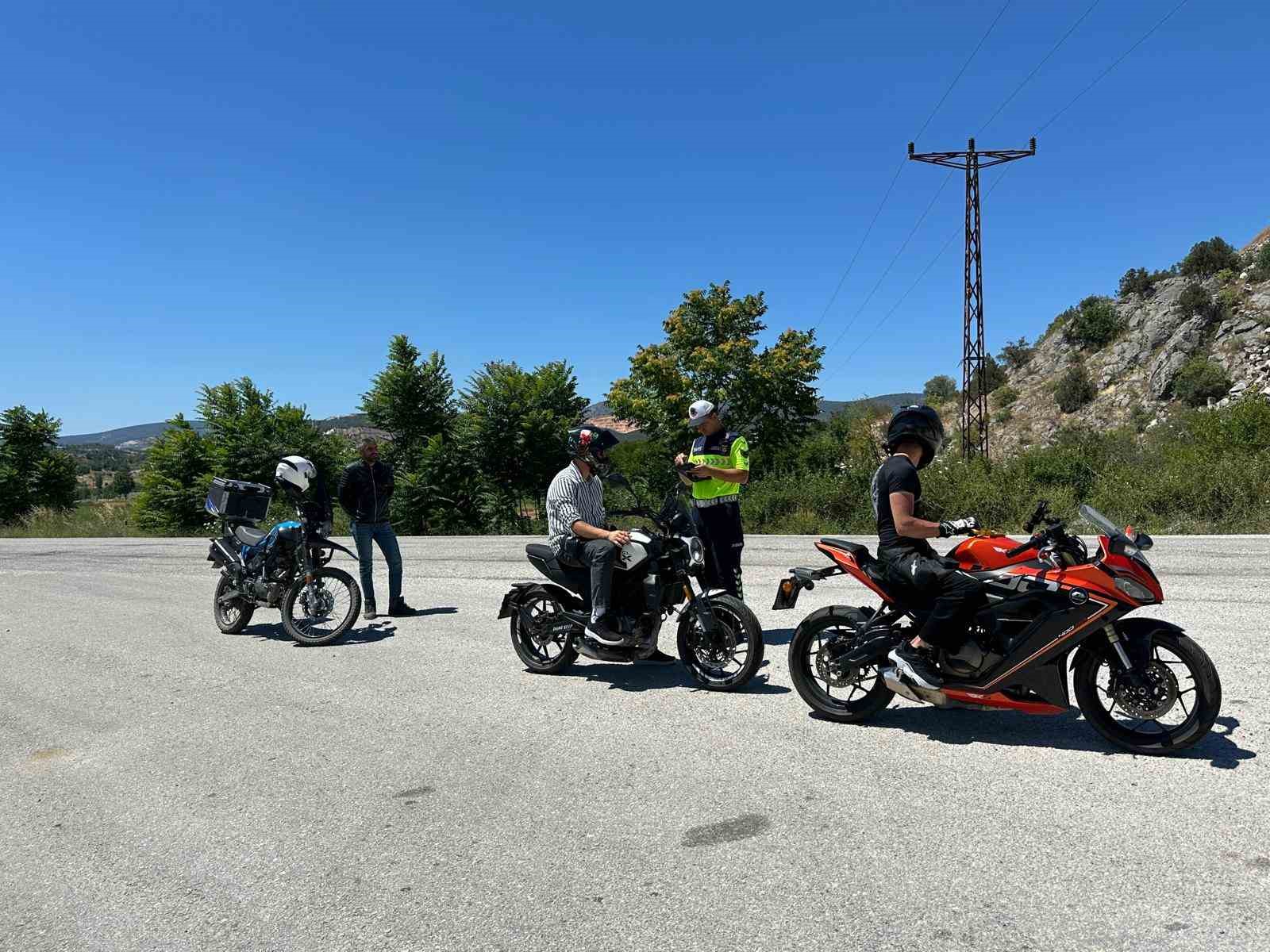 Jandarmadan motosiklet sürücülerine hayati uyarılar
