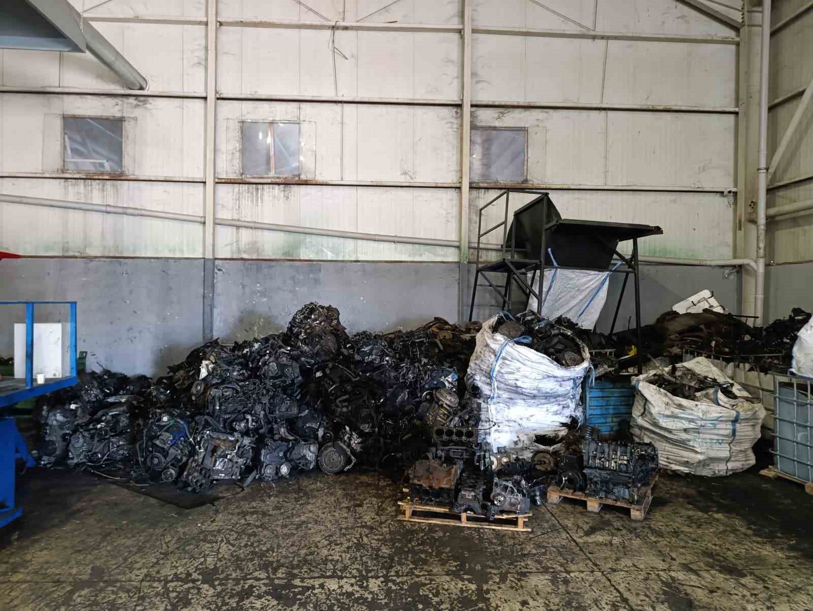 Kaçak araba parçaları gizlenen depoya operasyon: 100 milyon lira değerinde parça ele geçirildi
