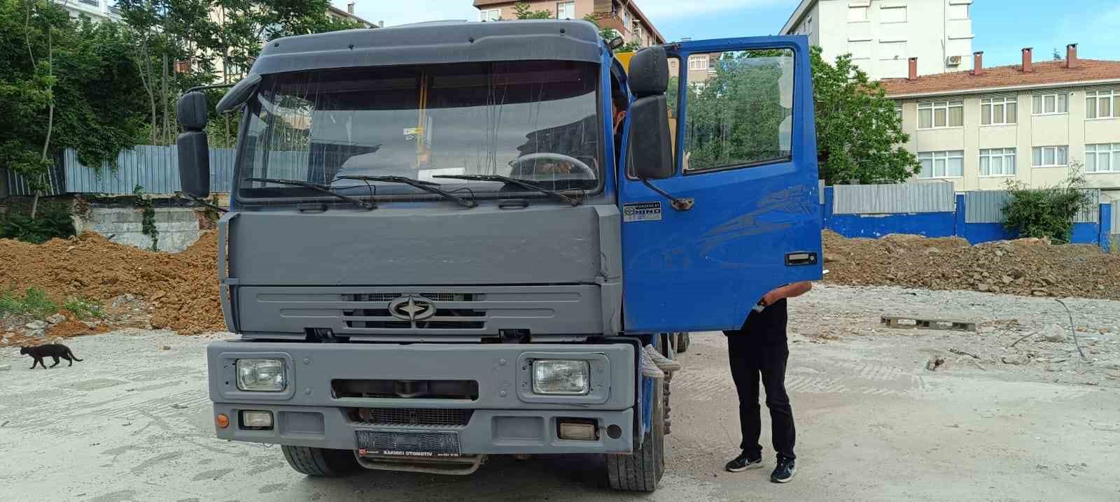 Kadıköy’de boş arsaya kaçak toprak döken plakasız kamyona 287 bin lira ceza
