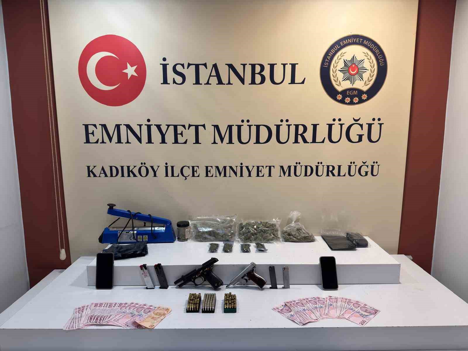 Kadıköy’de "dur" ihtarına uymayan şüphelilerden çok miktarda uyuşturucu madde ve ruhsatsız silah çıktı
