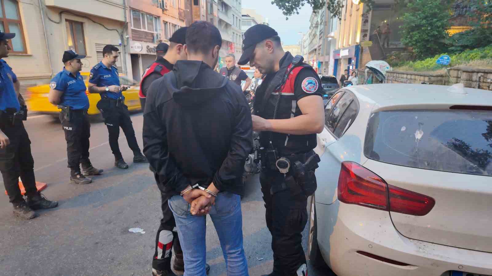 Kadıköy’de helikopter destekli huzur denetimi: Şüpheli motosiklette kokain ve çok miktarda nakit para ele geçirildi
