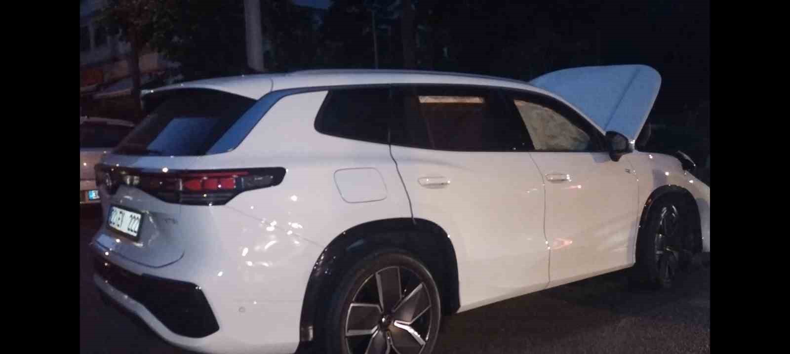 Kadıköy’de iki otomobil çarpıştı: 2 yaralı
