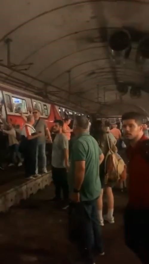 Kadıköy’de metro raydan çıktı, yolcular raylardan yürüyerek tahliye edildi

