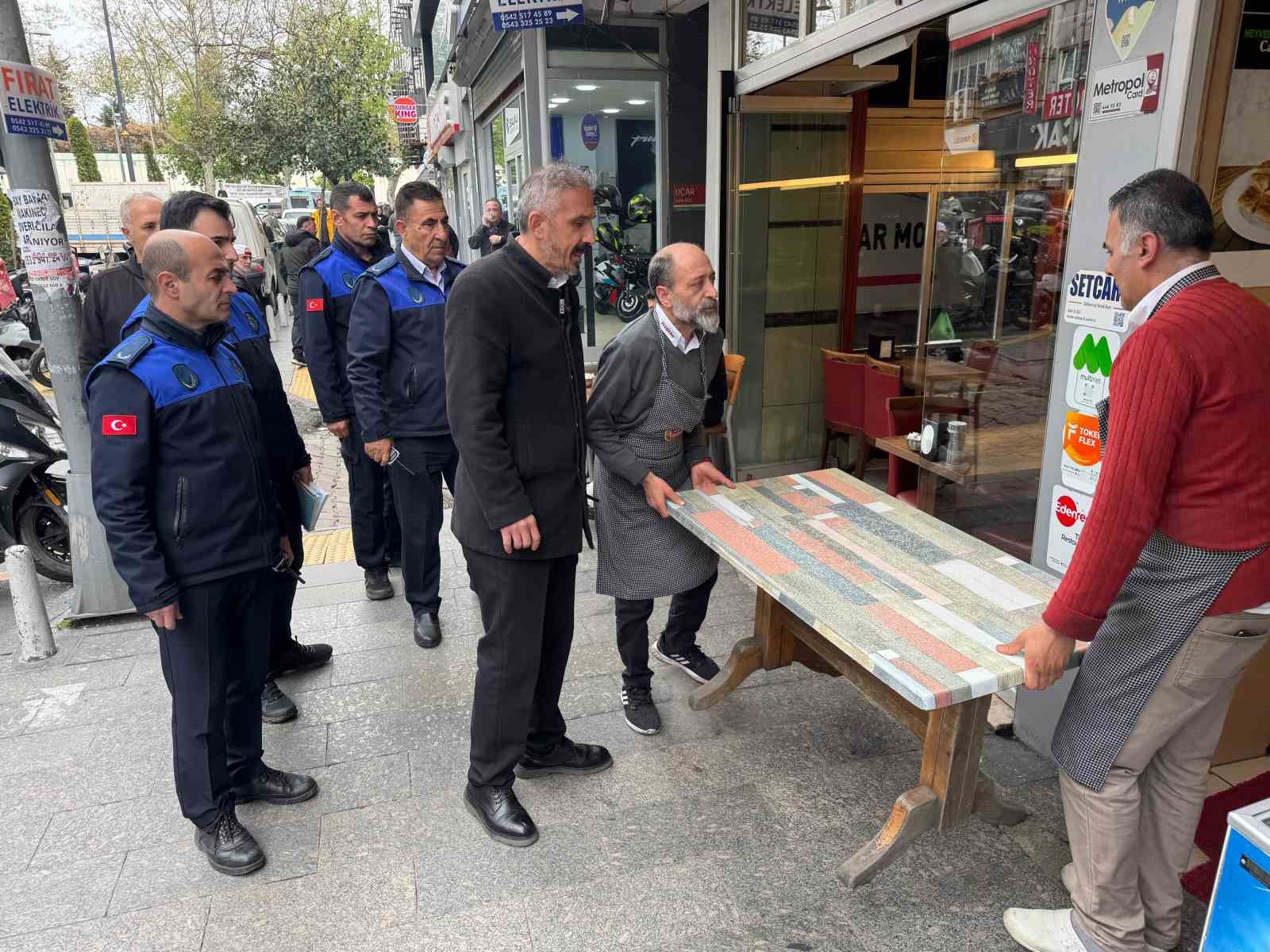 Kağıthane’de kaldırım işgallerine sıkı denetim
