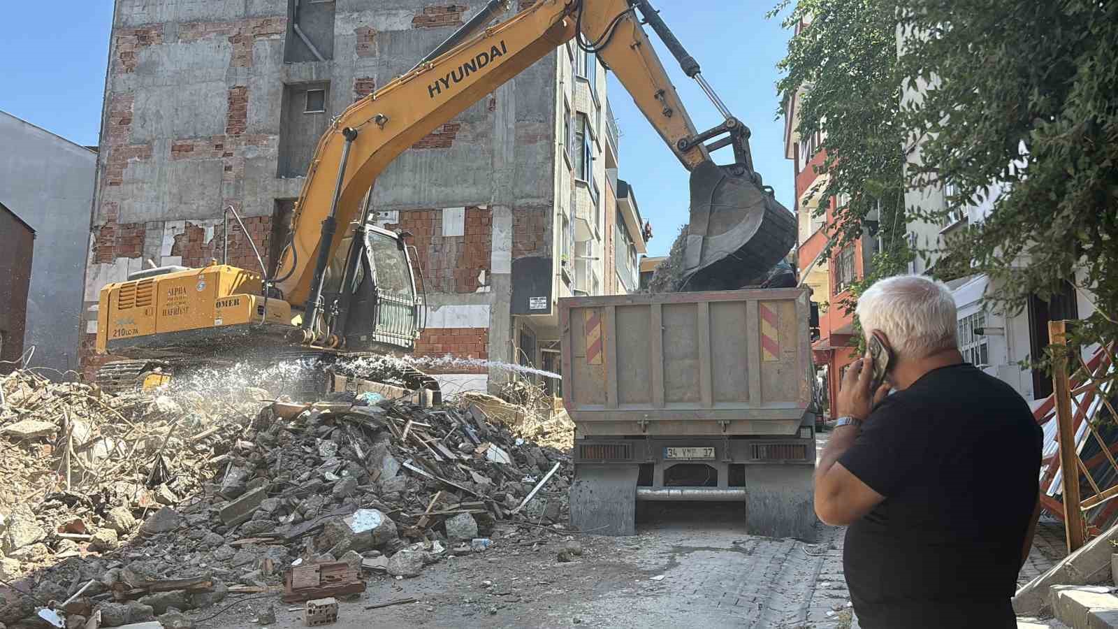 Kağıthane’de kontrolsüz yıkım: Molozlar çevredeki binalara hasar verdi
