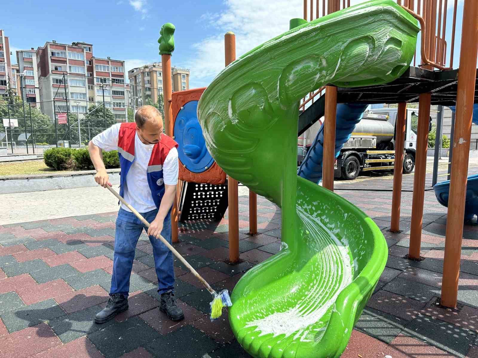 Kağıthane’de parklarda temizlik seferberliği
