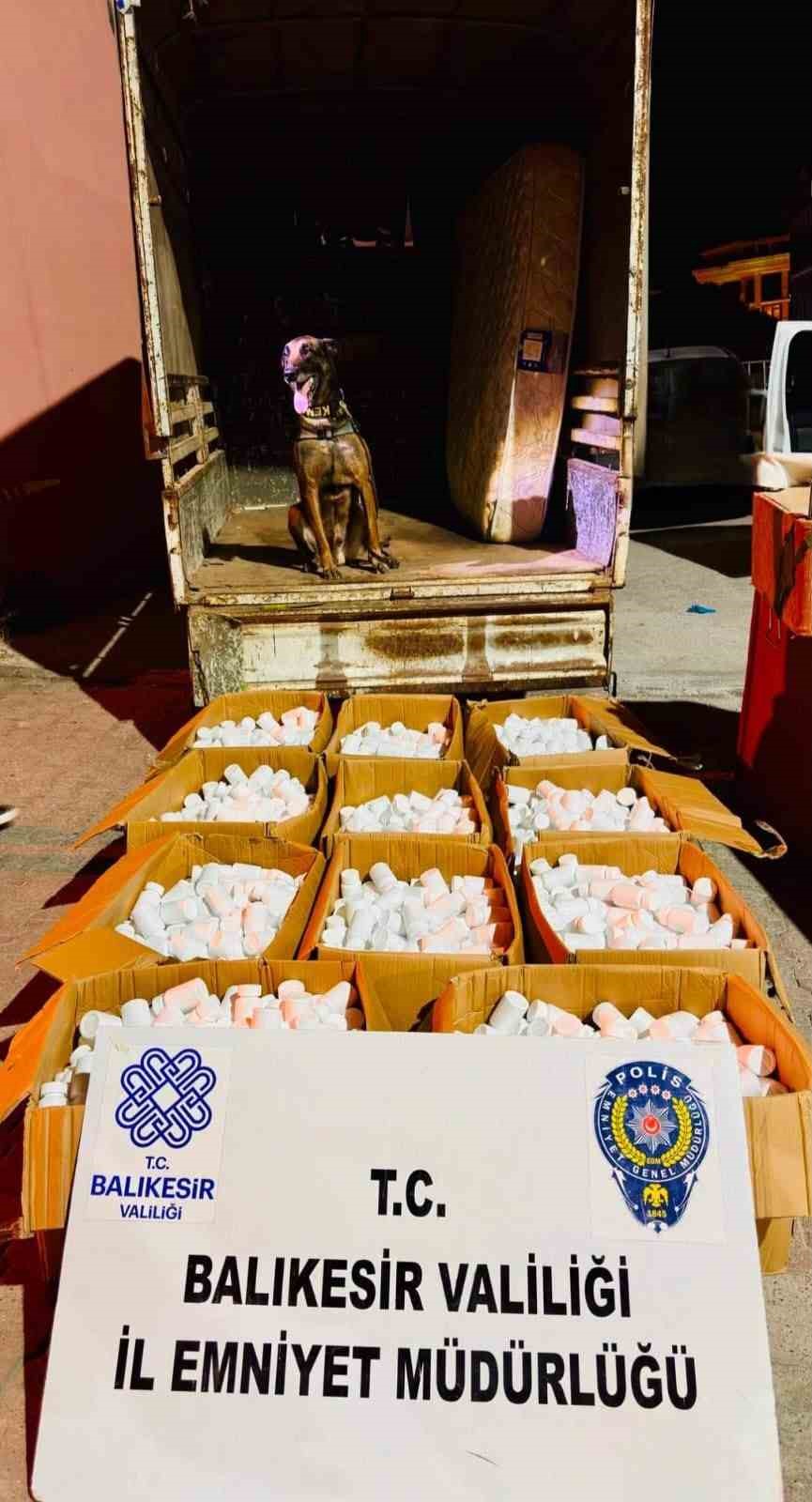 Kamyonette ev eşyası taşınması narkotiğe takıldı: 144 bin 900 adet sentetik hap ele geçirildi
