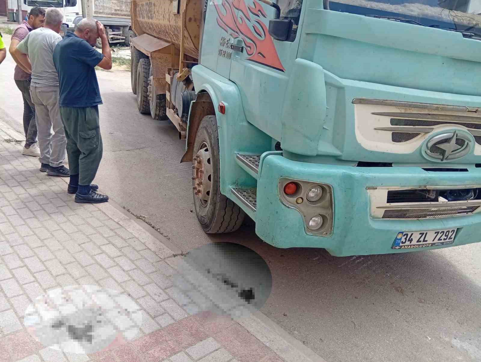 Kamyonun altında kalan bisikletli çocuk ağır yaralandı
